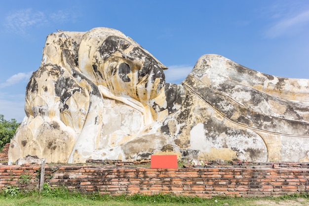 Bouddha couché au Wat Lokayasutharam, parc historique d&#39;Ayutthaya, Ayutthaya, Thaïlande.