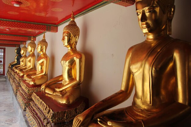 Photo bouddha dans un temple de bangkok en thaïlande