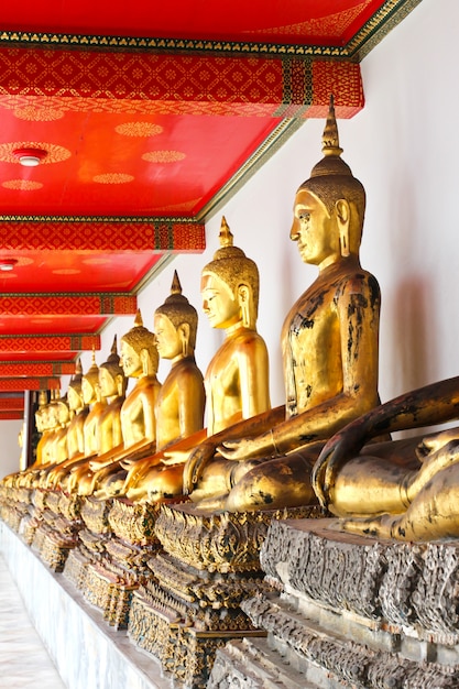 Bouddha dans le temple de Wat Pho séquentiellement bien à Bangkok, en Thaïlande.