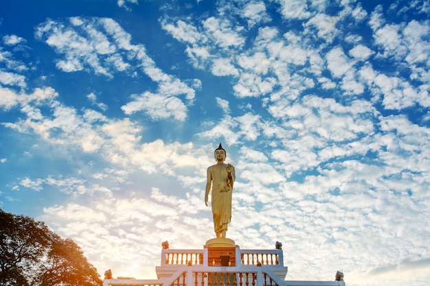 Bouddha debout et le ciel bleu, concepts religieux