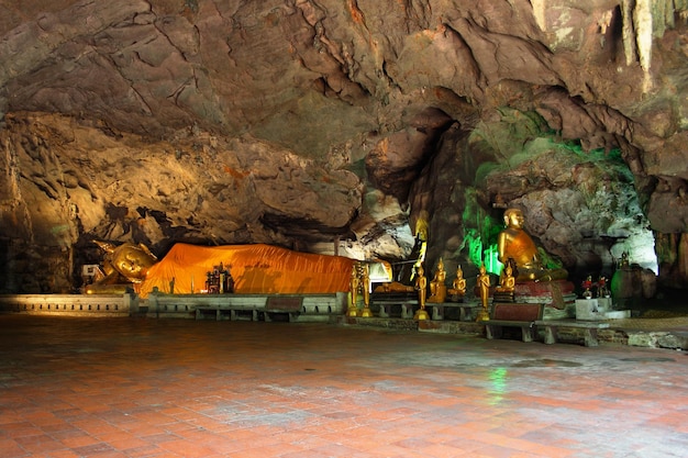 Photo bouddha endormi à l'intérieur de la grotte de tham khao luang à petchaburi