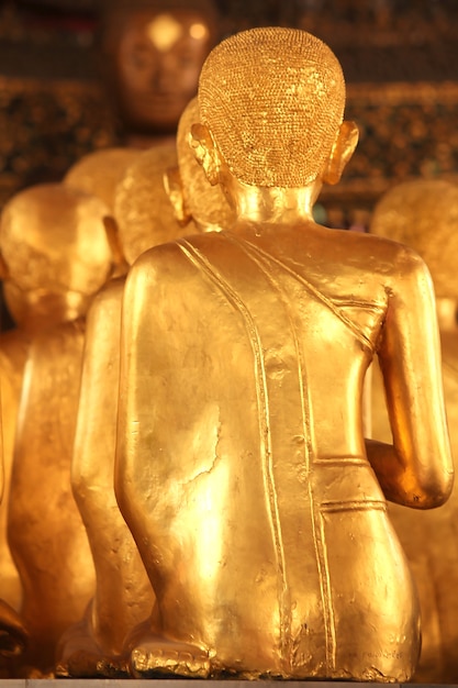 Bouddha d&#39;or assis en arrière.