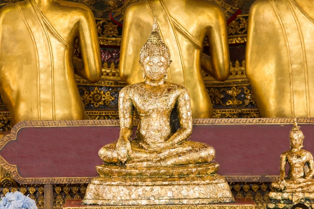 Le Bouddha d&#39;or est beau ce que les bouddhistes vénèrent