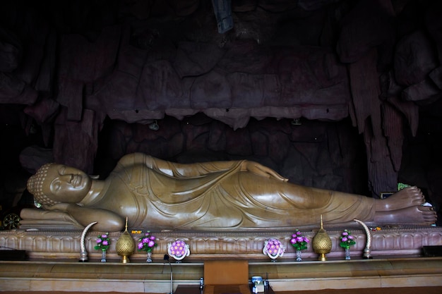 Bouddha en pierre de marbre attitude couchée statue du temple Wat Mahaeyong à Ayutthaya Thaïlande