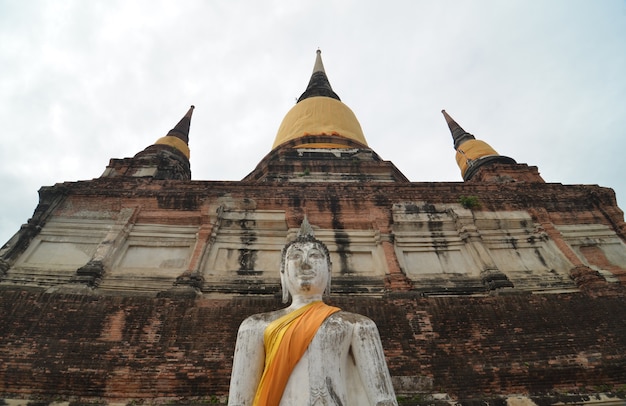 Bouddhas Et Pagode à Wat Yai Chai Mongkol à Ayutthaya, Thaïlande