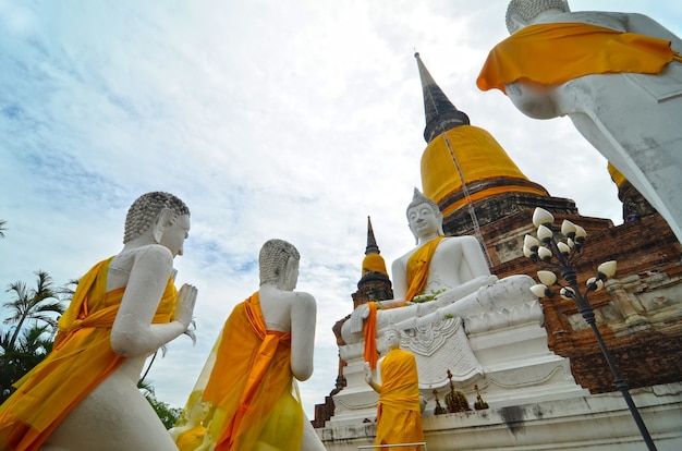 Bouddhas et pagode à Wat Yai Chai Mongkol à Ayutthaya, Thaïlande
