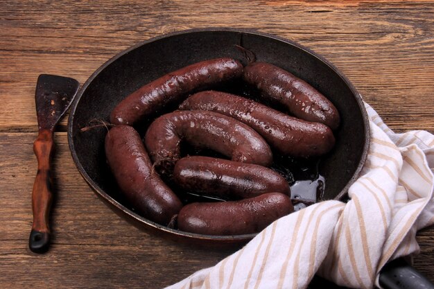 Boudins de sang entier sur une casserole en métal, boudins lettons traditionnels