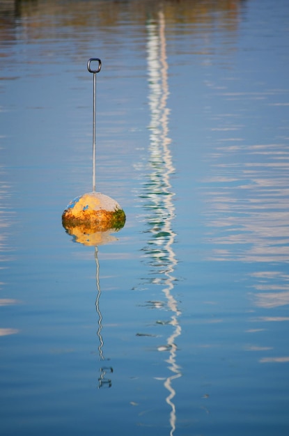 Bouée flottant sur l'eau en mer