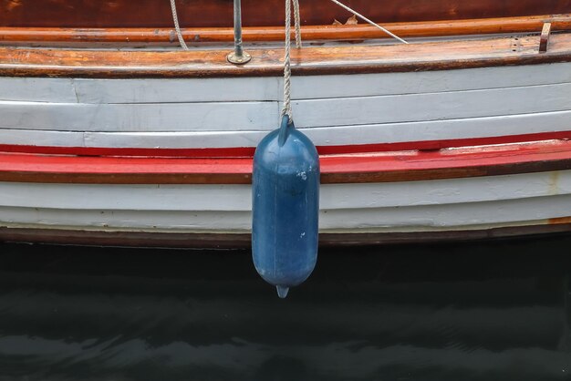 Bouée flottante pour bateaux bleus à amarrage