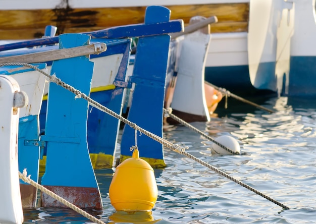 Bouée jaune attachée à un bateau coloré