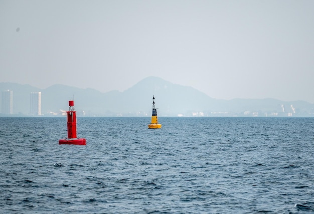 Bouée de navigation rouge flottante sur la mer bleue Bouée de signalisation marine Bouée de navigation marquant un chenal de navigation