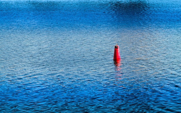 Bouée rouge vif sur fond de surface de la rivière hd