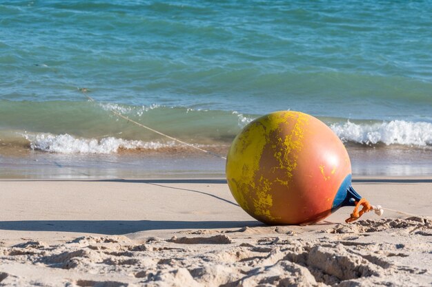 Photo bouée sur le sable de la plage