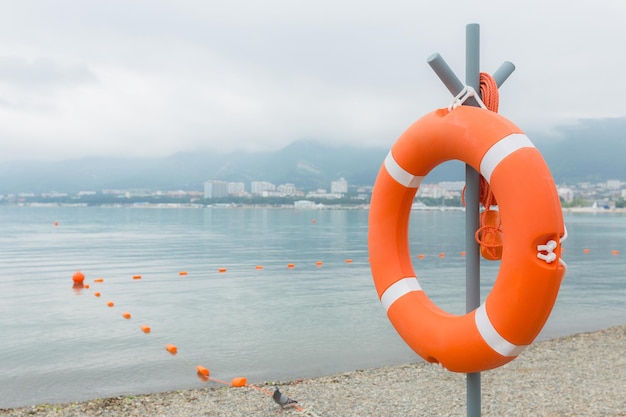 Bouée de sauvetage attachée à un poste à la plage