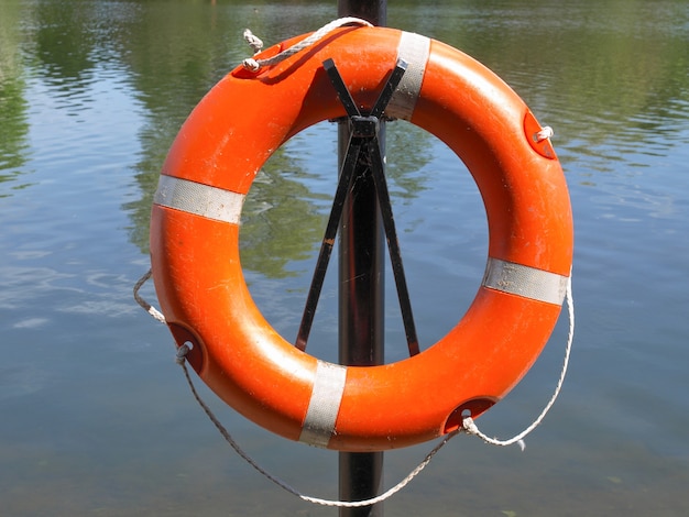 Bouée de sauvetage au bord de l'eau