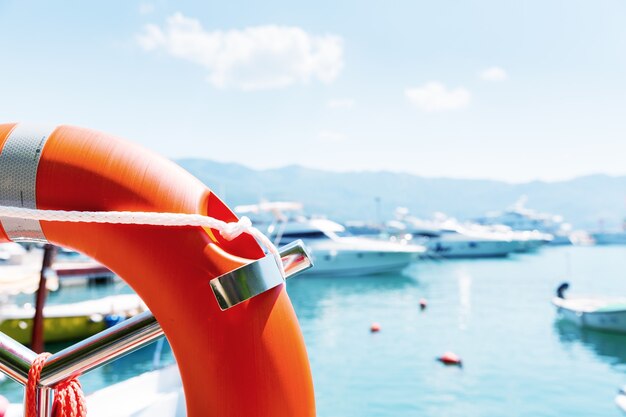 Bouée de sauvetage dans le port de mer contre des yachts au jour d'été