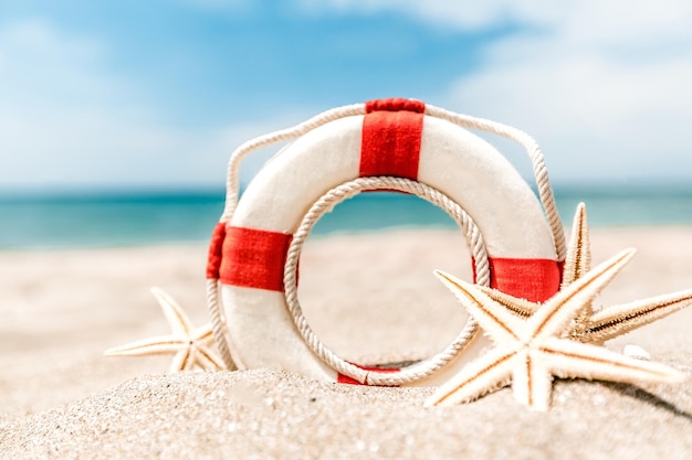 Bouée de sauvetage avec étoile de mer sur la plage de la côte de la mer