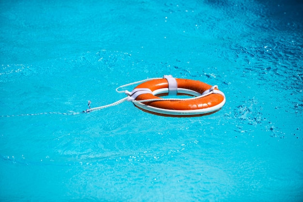 Bouée de sauvetage en mer ou en piscine