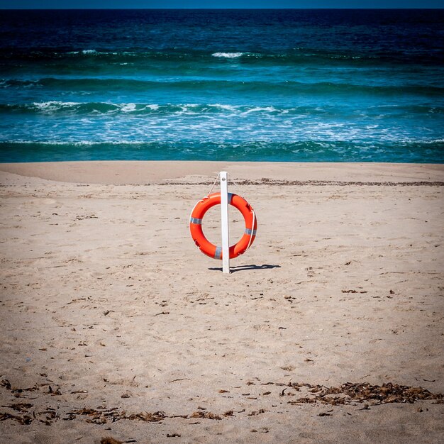 Bouée de sauvetage sur une plage déserte