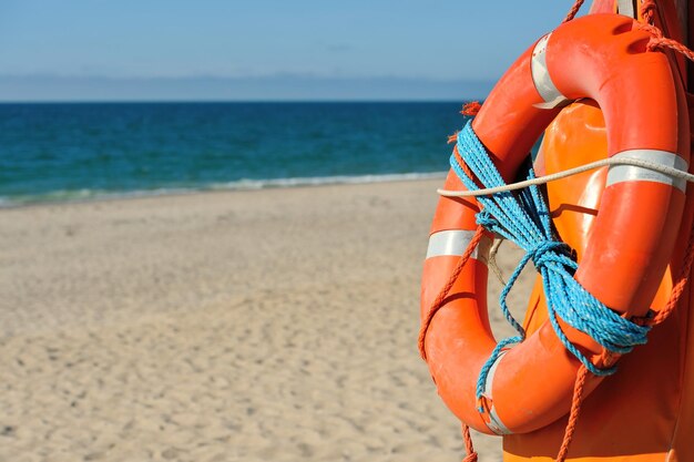 Bouée de sauvetage sur la plage