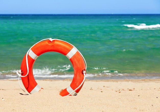 Une bouée de sauvetage sur une plage