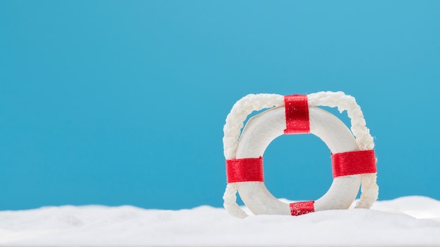 Bouée de sauvetage sur sable blanc. Concept d'été