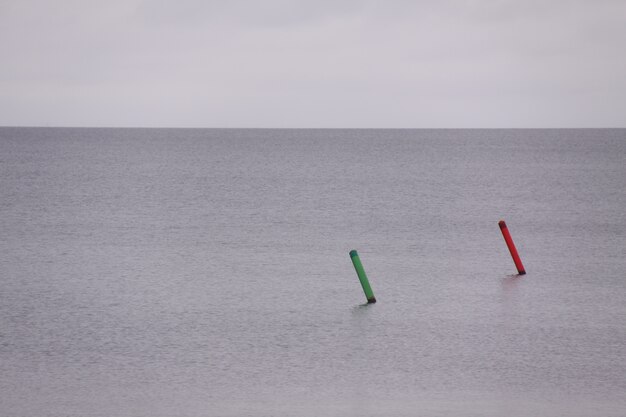 Bouée verte et rouge dans la mer