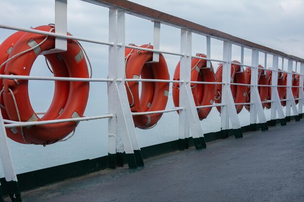 Des bouées de sauvetage sont accrochées à bord d'un ferry flottant sur les vagues