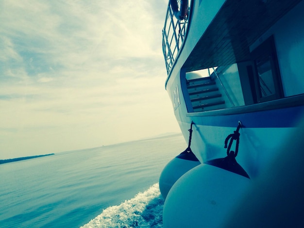 Photo des bouées suspendues à un ferry en mer contre le ciel