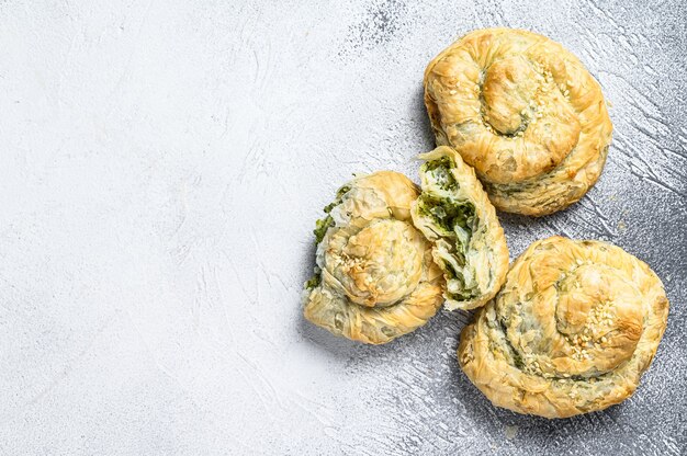 Bouffée de tarte grecque Twist aux épinards et à la feta.