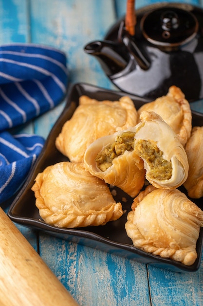 Bouffées de poulet au curry maison sur table en bois