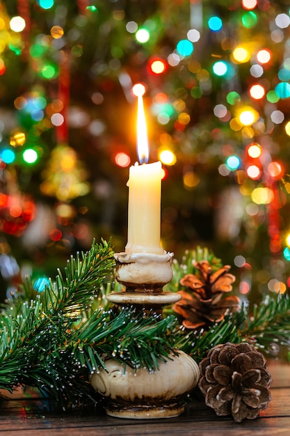 Bougie allumée sur l'arbre de Noël.