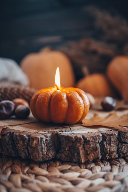 Bougie allumée en forme d'ambiance esthétique d'automne de citrouille