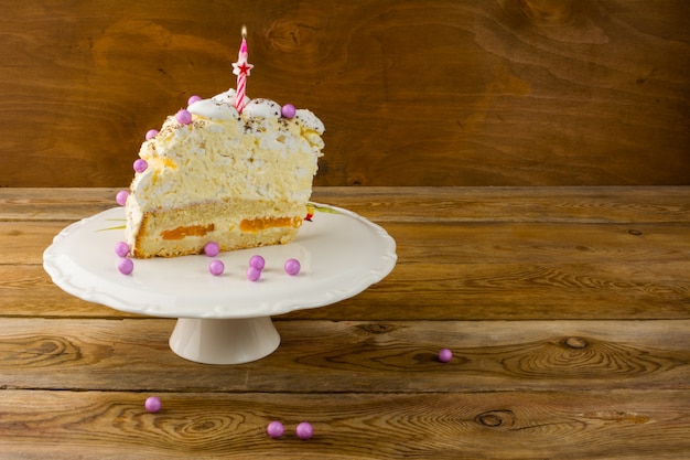 Bougie allumée sur le gâteau d&#39;anniversaire