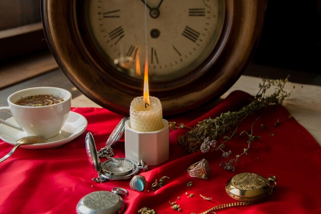 Bougie allumée un symbole de la lune une amulette allongée sur un fond naturel rouge traditions slaves wiccan païennes sorcellerie rituel spirituel ésotérique festival de l'équinoxe d'automne