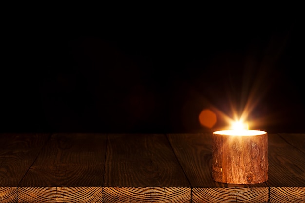 Bougie allumée sur une table en bois