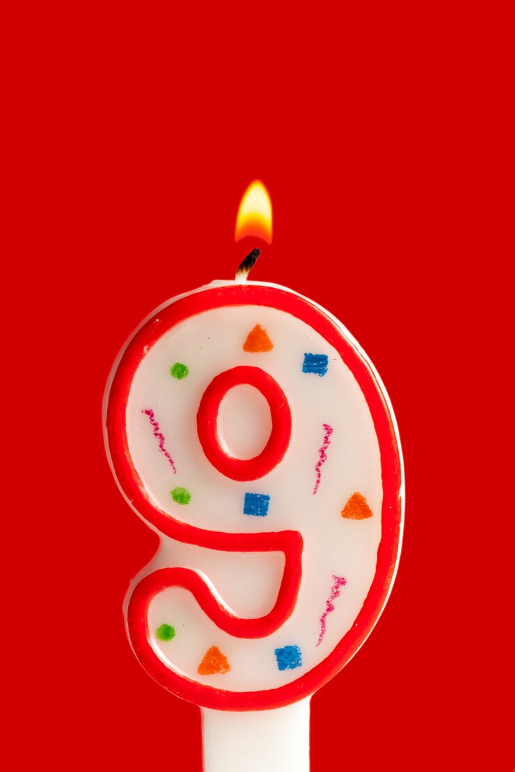 Bougie d'anniversaire brûlante colorée