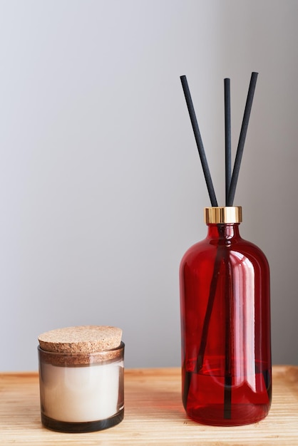 Bougie aromatique et bouteille de diffuseur de parfum d'ambiance sur un plateau en bois Décoration d'intérieur