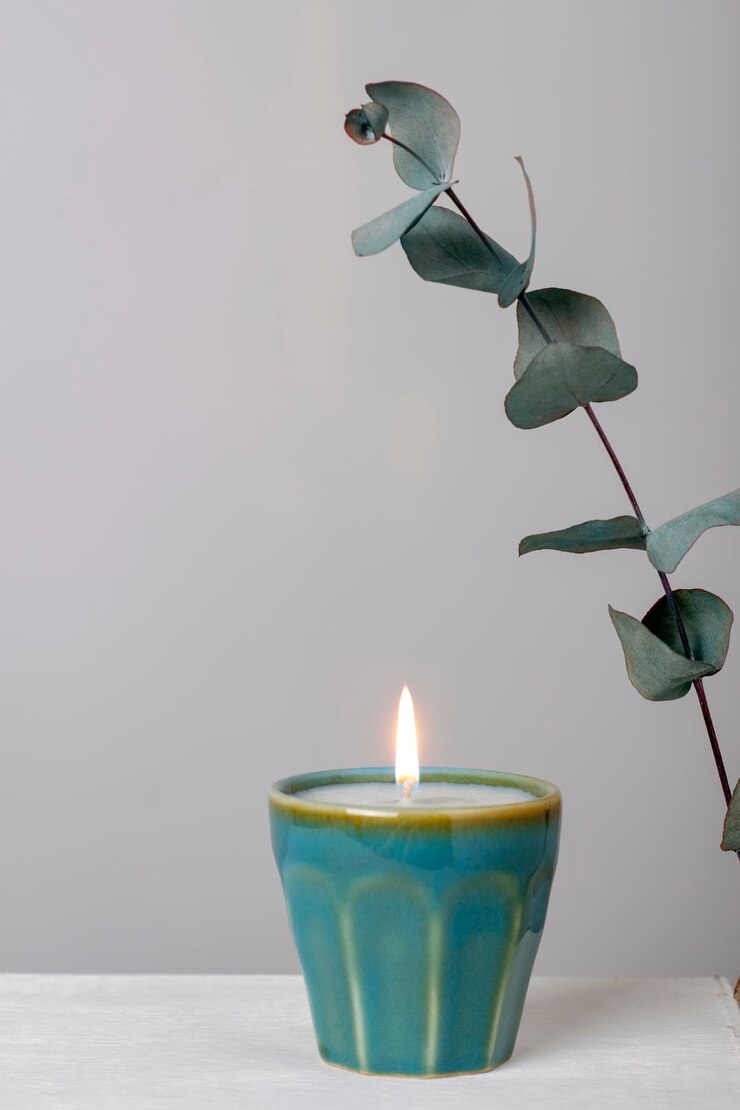 Photo bougie aromatique en forme de céramique sur fond gris.