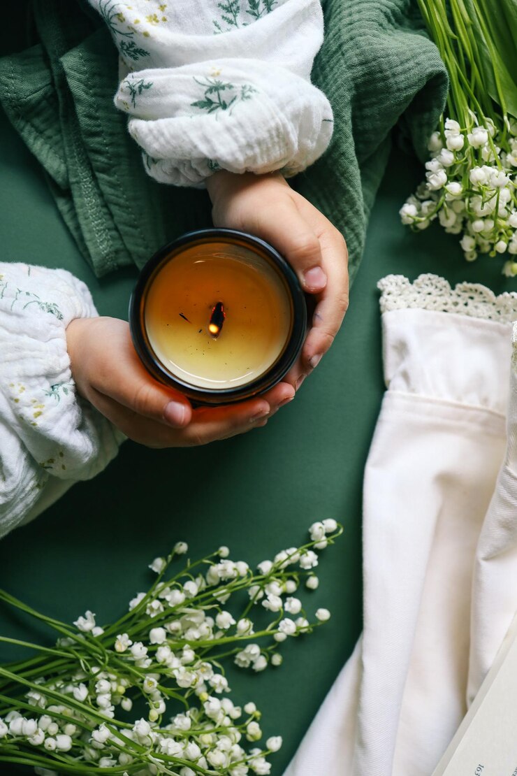 Bougie brûlante dans l'intérieur du printemps