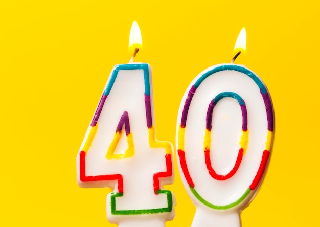 Bougie de célébration d'anniversaire numéro 40 sur un fond jaune vif