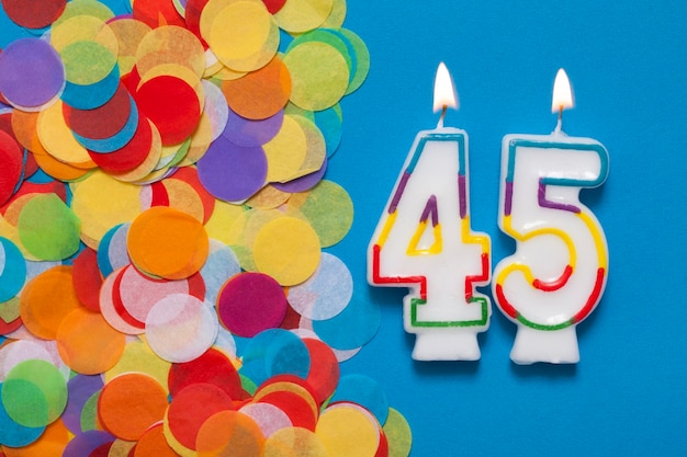 Bougie de célébration numéro 45 avec confettis de fête