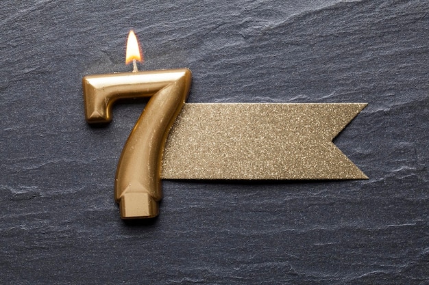 Bougie de célébration numéro 7 en or avec étiquette à paillettes