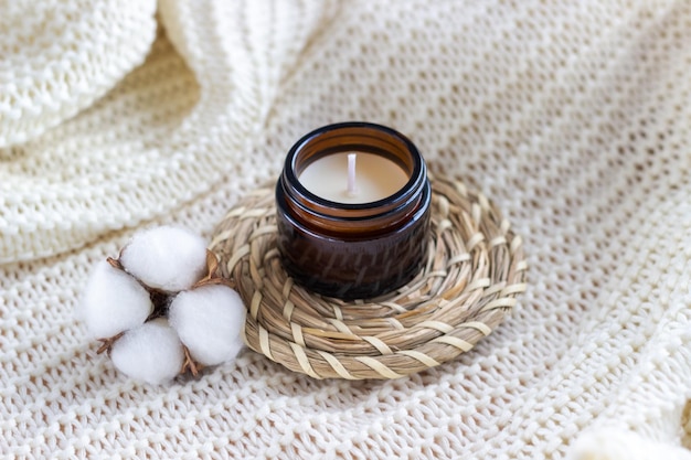 Bougie cire de soja en verre ambré avec fleur de coton