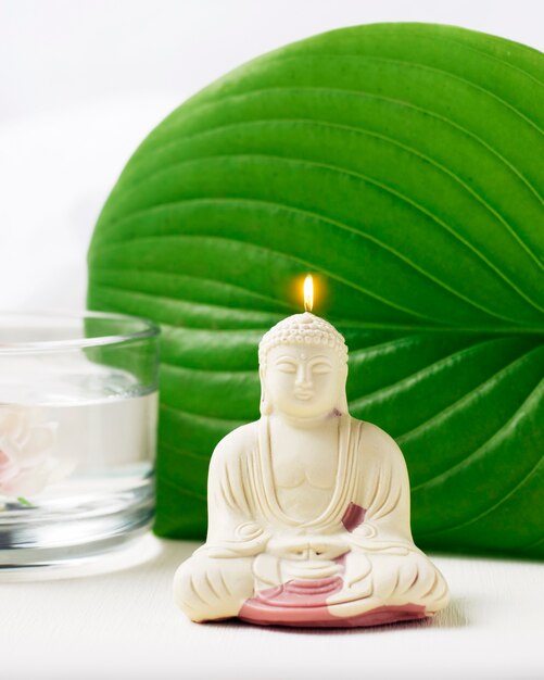 Bougie décorative en cire de Bouddha pour la méditation.