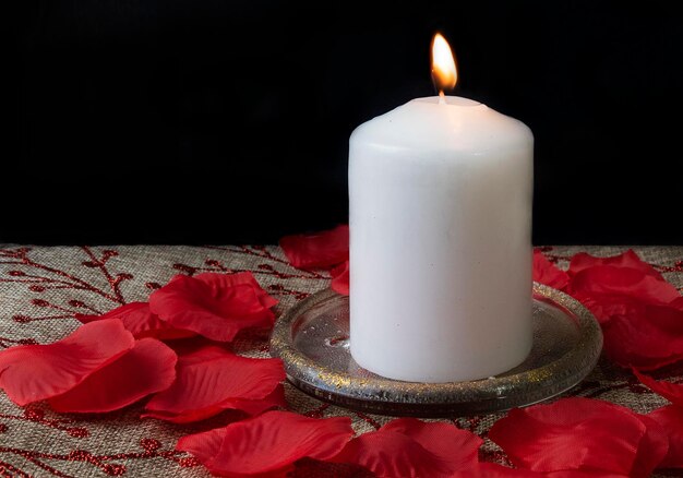 Bougie sur fond noir sur la table
