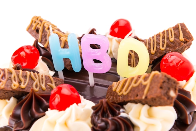 Bougie joyeux anniversaire sur un gâteau au chocolat avec des brownies