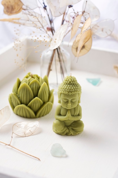 Bougie Lotus et Bougie Bouddha sur fond blanc Bougies méditation