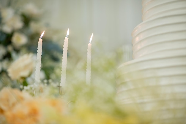 Bougie de mariage avec fond clair bokeh