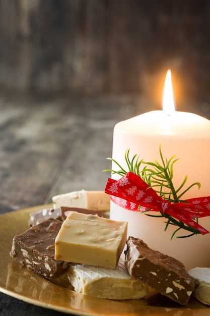 Bougie de Noël rouge et ornements de Noël sur bois